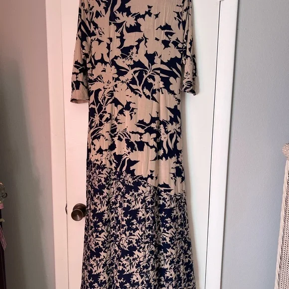 Soft Surroundings petite women’s V-neck 3/4 sleeve dress.Tan and navy fl… - Picture 2 of 5